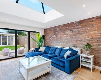 Bright 6 bedroom 3 bath house ideal for Pinewood Studios - Iver - Phòng khách