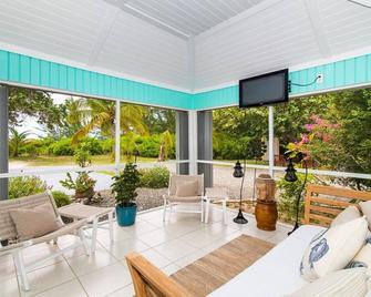 Spacious Oceanfront Cottage w/ Huge Screened Porch, Kayaks & Snorkeling Gear! - East End - Вигляд зовні