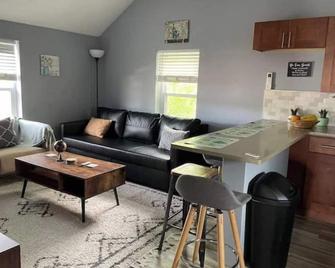 Walk to WP Gate and Free Parking - Highland Falls - Living room