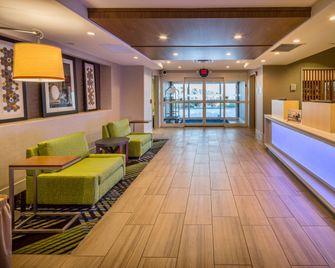 Holiday Inn Express & Suites Modesto-Salida By IHG - Modesto - Front desk