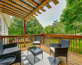 Pet-Friendly Mooresville Escape With Fen - Mooresville - Balkón
