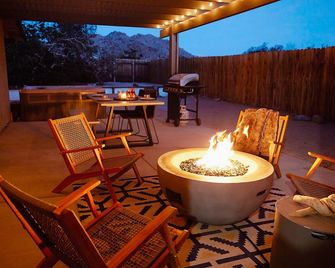 Live Centered w/ Hot Tub, Fire Pit & BBQ In Joshua Tree & Walk to Town! - Joshua Tree - Patio