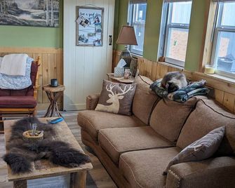 Copper Winds Private Cabin on 6 Acres - Thermopolis - Living room