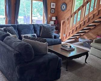 Wonderful Stratton Mtn Home - 3 miles to Base Lodge! - Bondville - Sala de estar