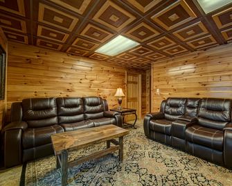 Lakefront, Pontoon Boat, Hot Tub, Firepit, Fireplace . Wide Lake Mountain View - Blairsville - Living room