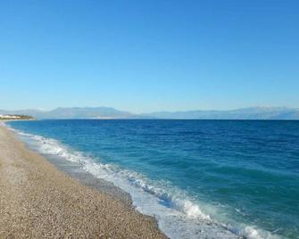 Sea & Mountain Horizon by Myrto - Diakopto - Strand