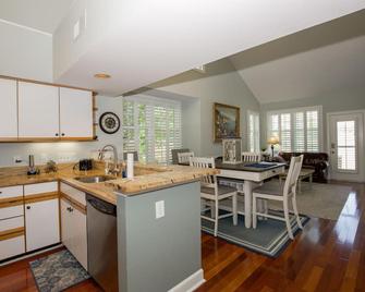 52 Longleaf: 2 Br, 2 Ba Condominium In Southern Pines, Sleeps 4 - Southern Pines - Kitchen