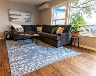 #stayinmydistrict Garibaldi Bay Views - Garibaldi - Sala de estar
