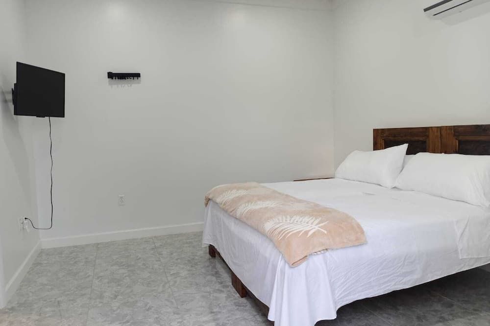 Rest Easy Nightly Rental Charming 1-bedroom with AC, WiFi in Marsh Harbour - ميناء مارش - غرفة نوم