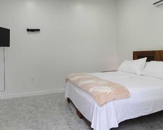 Rest Easy Nightly Rental Charming 1-bedroom with AC, WiFi in Marsh Harbour - Marsh Harbour - Bedroom