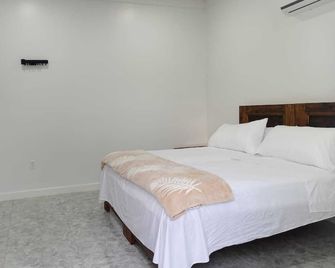 Rest Easy Nightly Rental Charming 1-bedroom with AC, WiFi in Marsh Harbour - 馬施港 - 臥室