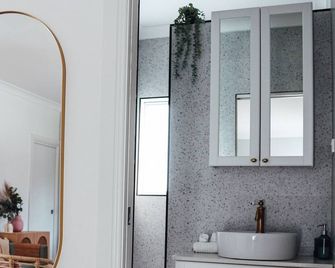 Family Holiday 2 min walk to beach, close to shops - Ettalong beach - Bathroom