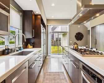 Luxuary Tremont Home - Movie Room, Pet & Baby Friendly - Cleveland - Kitchen