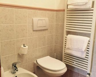 ألبيرغو سان لورينتسو - ألبا - حمام