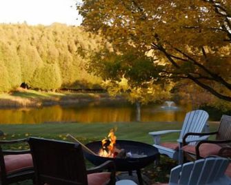 Exclusive 100-Acre Modern Estate Designed Home - Alton - Patio