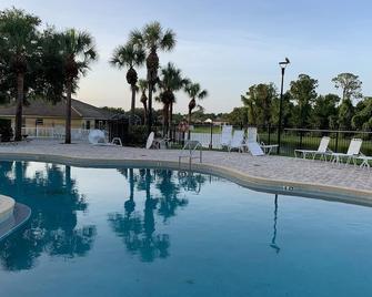 Cozy and Clean CondobrLake Marion Golf Resort - Poinciana - Pool