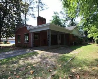 3 bedroom 2 bath brick house - Lumberton - Building