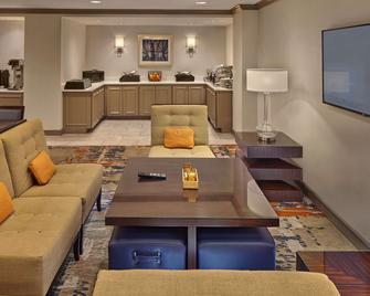DoubleTree by Hilton Little Rock - Little Rock - Living room