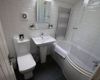 The Angel Hotel - Swindon - Baño