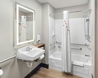 Red Roof PLUS+ Columbus-Ohio State University OSU - Columbus - Bathroom