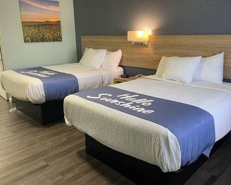 Days Inn by Wyndham Pratt - Pratt - Спальня