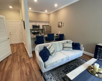 Extended stay urban oasis - Matawan - Living room