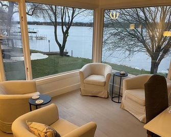 Lakefront Carlson Cabin East Lake Okoboji - Spirit Lake - Lounge