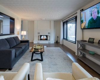 Bluewater Beach Resort: 10 Acres Of Prime Lakefront On Lake Huron. - Bayfield - Living room