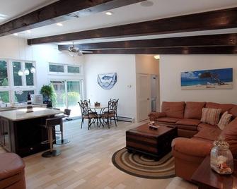 Kenneys Beach retreat by the Wineries - Southold - Living room