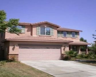 Beautiful Gated Community Where You Can Go Fishing, Walking, Running & Bicycling - Menifee - Edificio