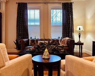 The Grand Lux Inn - Tullahoma