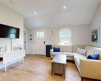 The Quintessential Cape Cottage - Orleans - Living room