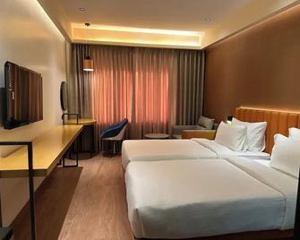 37th Crescent Mumbai - Mumbai