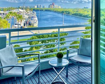 5 Stars Suites by Hilton. Amazing views. - פורט לודרדייל - מרפסת