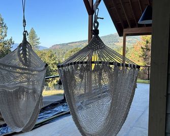 White Salmon Chalet. Close to everything in the Gorge in serene view setting - White Salmon - Balcón