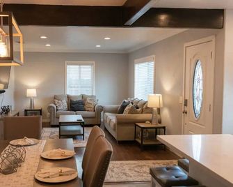 Remodeled + Fully Equipped + Big Backyard - Turlock - Dining room