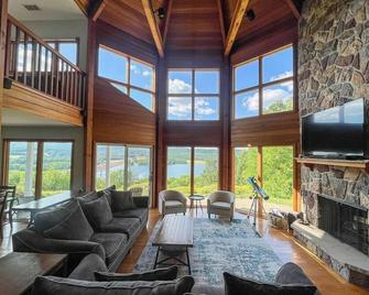 Endless Lake Views, Amazing Sunsets overlooking a state park! - Lehighton - Living room