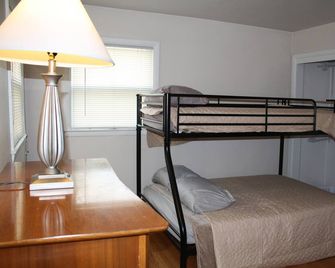 Midcentury Lower in Riverwest - Milwaukee - Bedroom