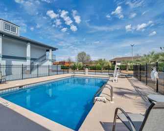 Baymont Inn and Suites Warner Robins, GA - Warner Robins - Pool