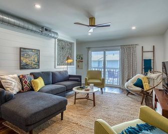 Gulf Views! Only 30 Seconds to the beach Modern Amenities Meets Vintage Charm - Rosemary Beach - Living room