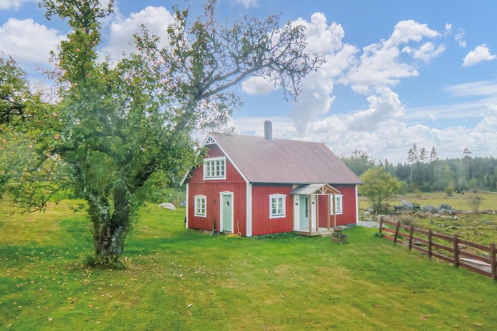 Stunning Home In Ödeshög With Kitchen - Ödeshög - Building