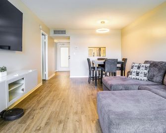 Community Pool Lauderhill Vacation Rental - Lauderhill - Living room