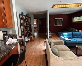 NedSpread. Walking distance to town, bike trails, and bus to Eldora - Nederland - Sala de estar