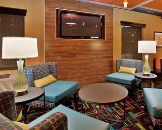 Holiday Inn Express & Suites North Kansas City By IHG - North Kansas City - Lounge