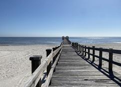 White Sand Getaway steps from Beach - Gulfport - Playa