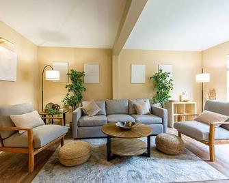 The Nest at Harmony Woods: Lux DC getaway + office - Germantown - Living room