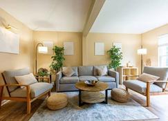 The Nest at Harmony Woods: Lux DC getaway + office - Germantown - Living room