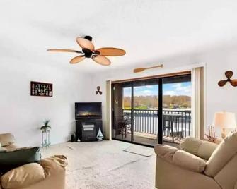 Fantastic Water View From Deck - Osage Beach - Living room