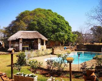 The Homestead Guest House and S-Catering - Van Reenen - Piscina