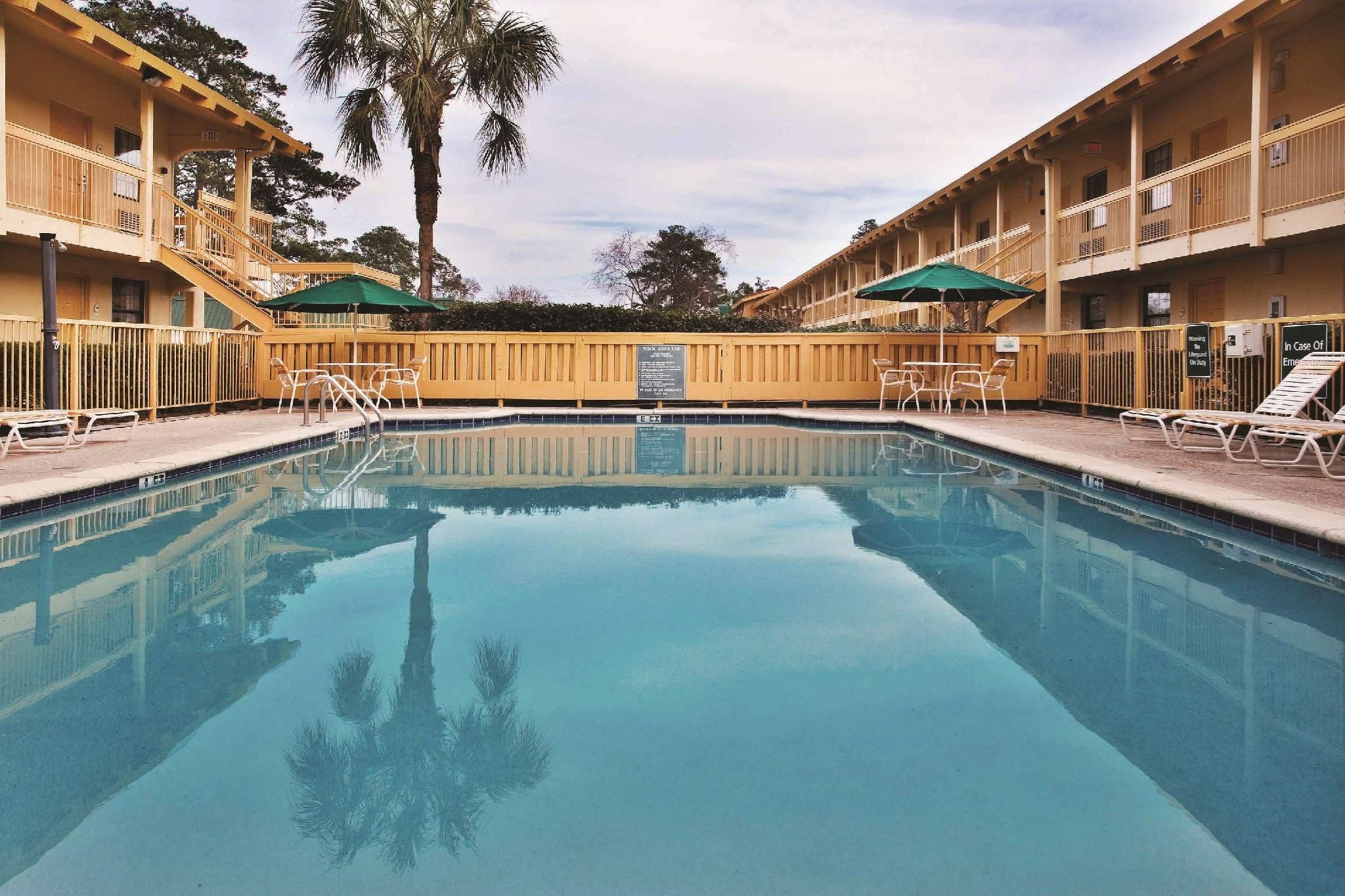 La Quinta Inn Savannah Midtown - סאוואנה - בריכה